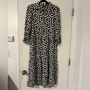 Geometric Black and White Dress size Small (E121)